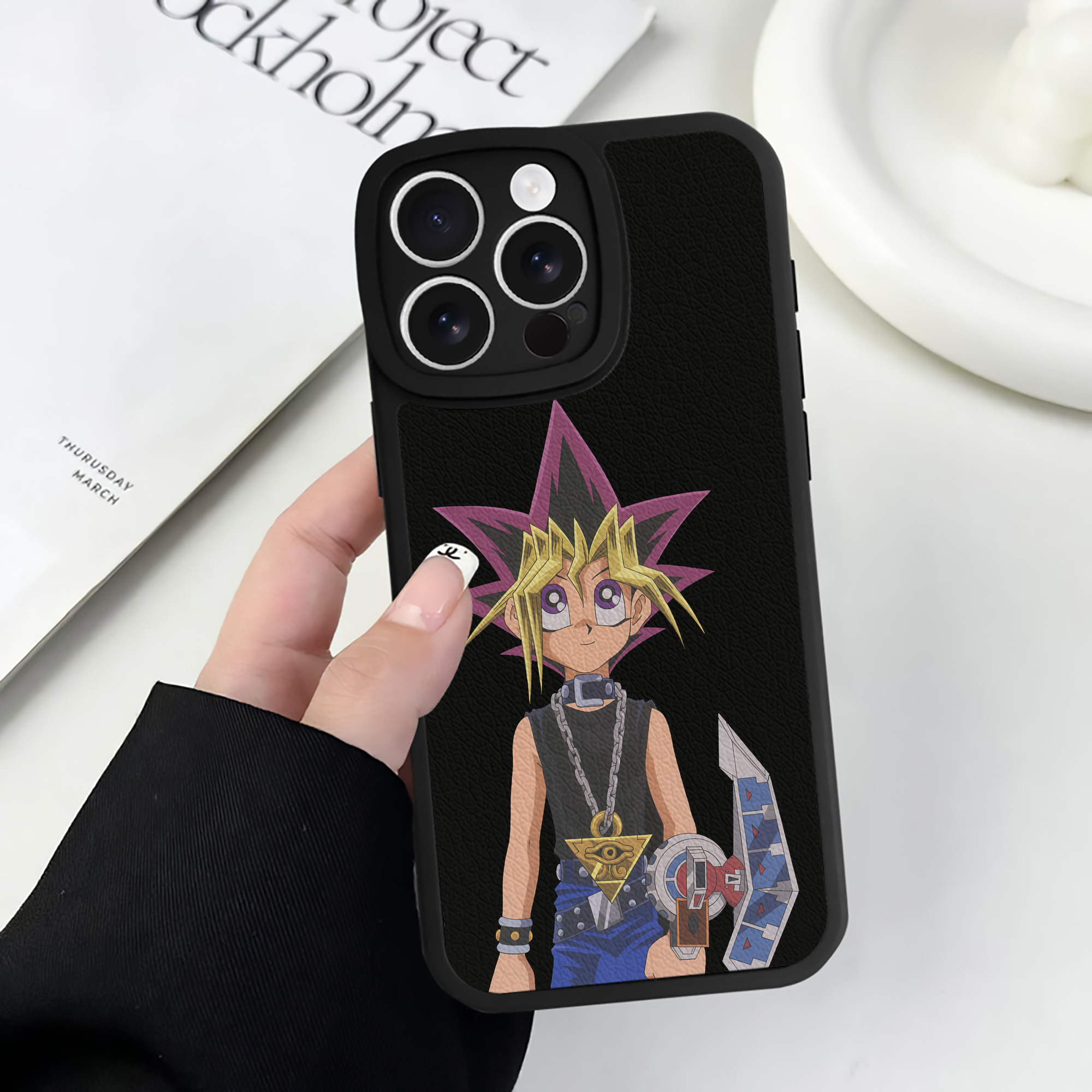 （画像用） 遊☆戯☆王 Yu-Gi-Oh! 【iPhone 16シリーズ対応】シリコンスマホケース（レザー調） 材質：シリコン